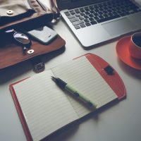 技术工程师在多屏电脑前检查系统日志，办公室灯光明亮整洁